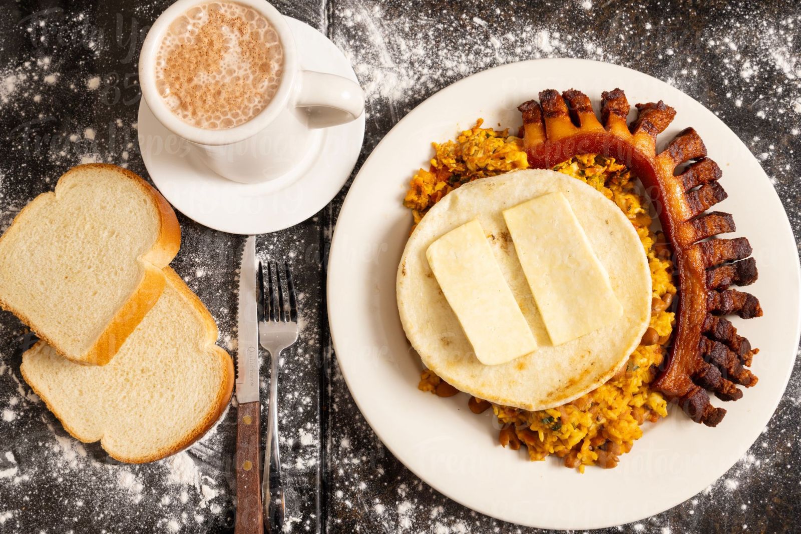 Desayuno con arepa, chorizo y chocolate