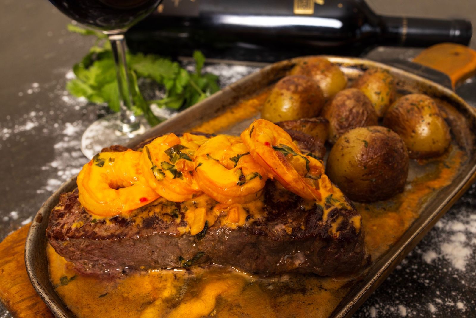 Filete con salsa de camarones, arroz y patacones
